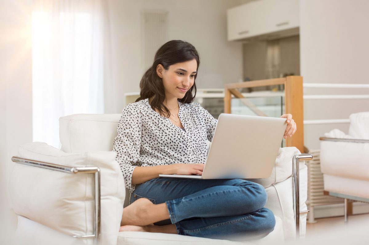 Ragazza che utilizza un computer portatile