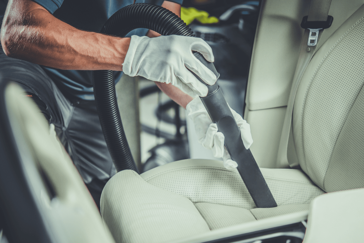 Pulizia dei sedili dell'auto