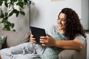 Ragazza divano tablet