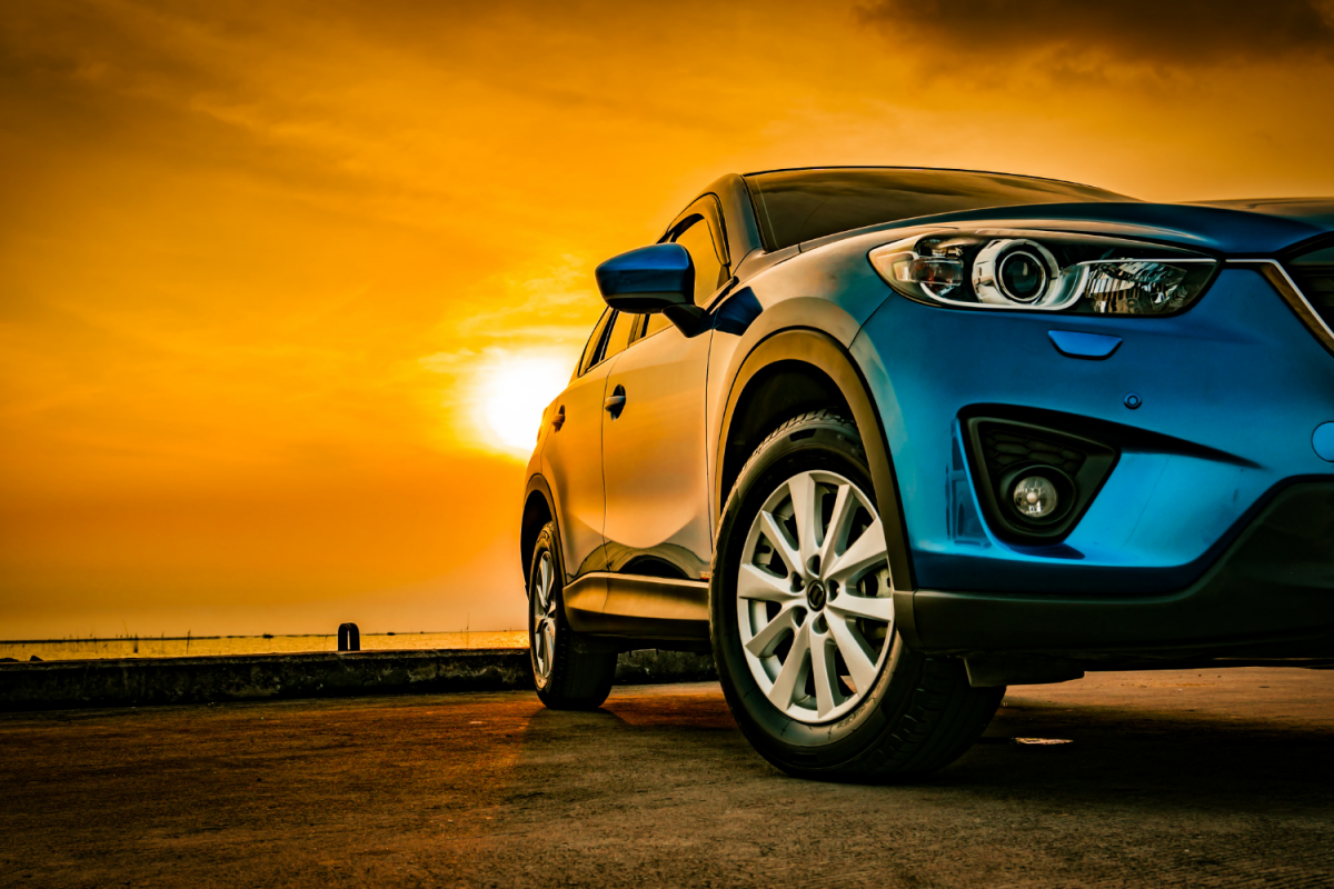 Auto al tramonto