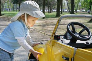 Bambino con auto