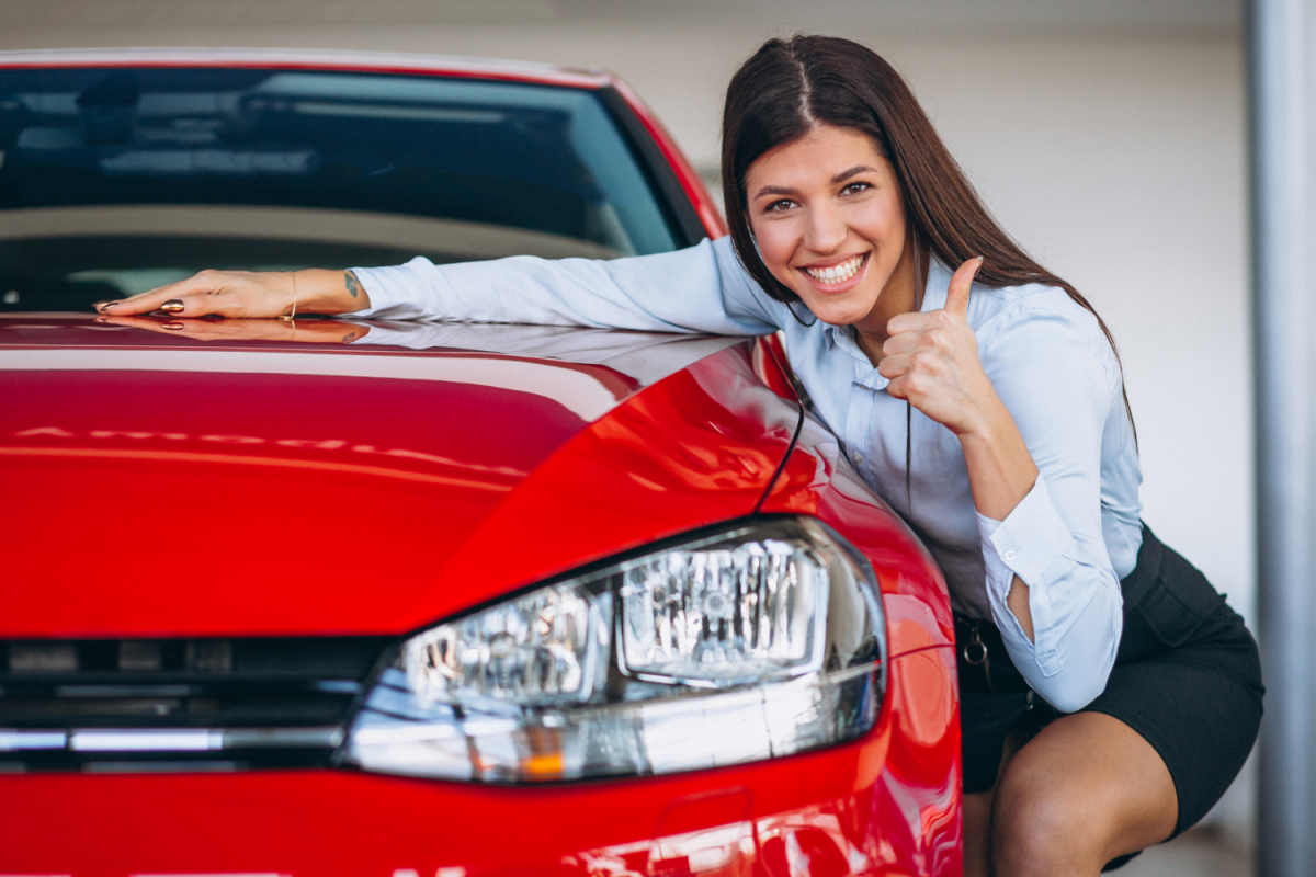 Ragazza con auto nuova
