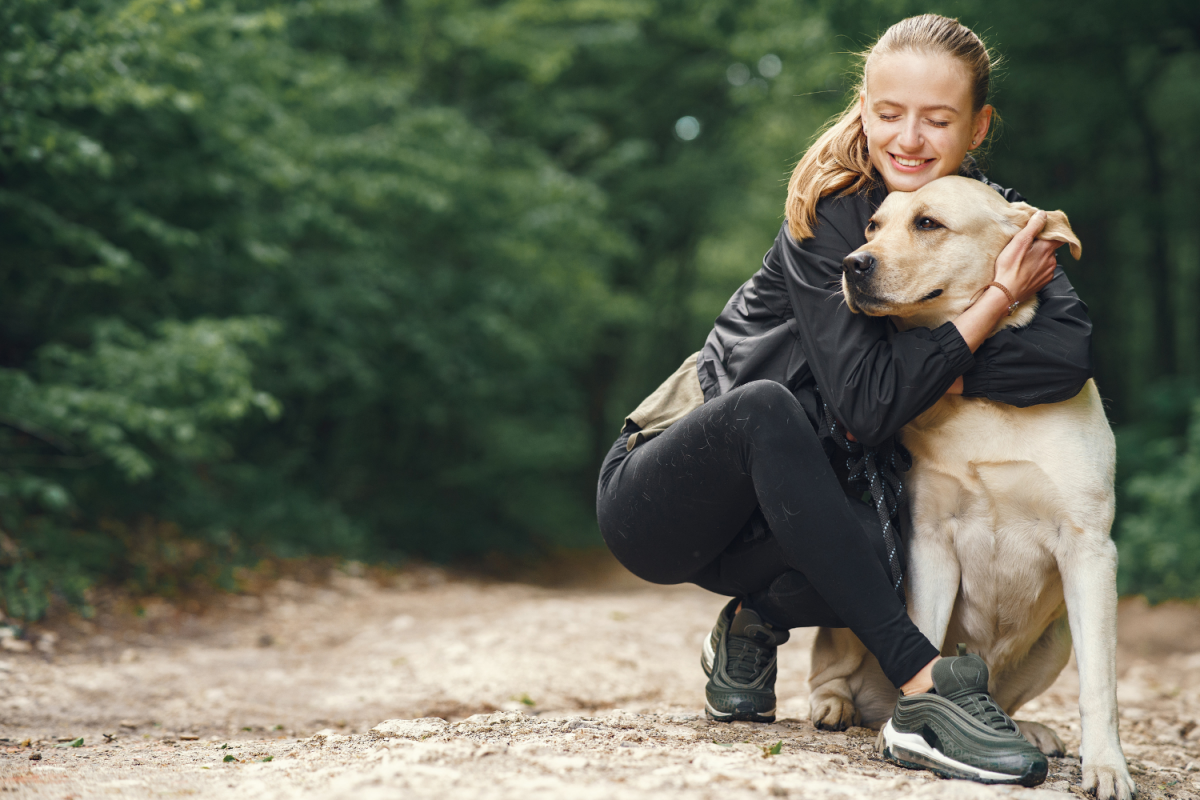 Ragazza abbraccia il suo cane