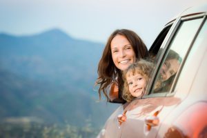 Madre e figlia in macchina