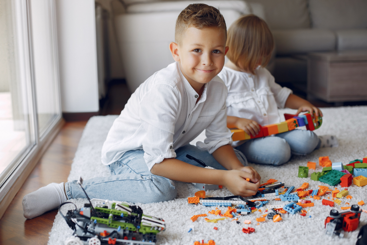 Bambino gioca con i lego
